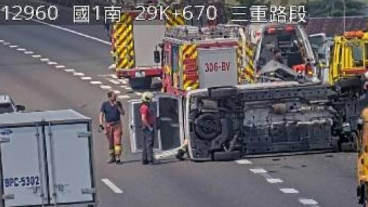 國道貨車爆胎停路邊遭追撞 民間救護車失控側翻3人送醫
