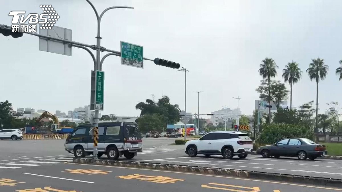 嘉義市世賢路二段與高鐵大道口，一輛外觀嚴重受損的小轎車吸引了等待紅燈的駕駛注意。（圖／TVBS）