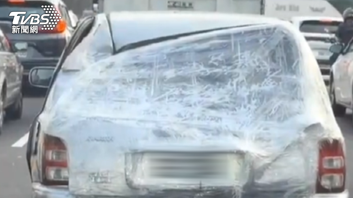 這輛車不僅車門凹凸不平，車頂鈑金也有明顯凹陷，更嚴重的是後擋風玻璃已經完全破損。（圖／翻攝社會事影音）