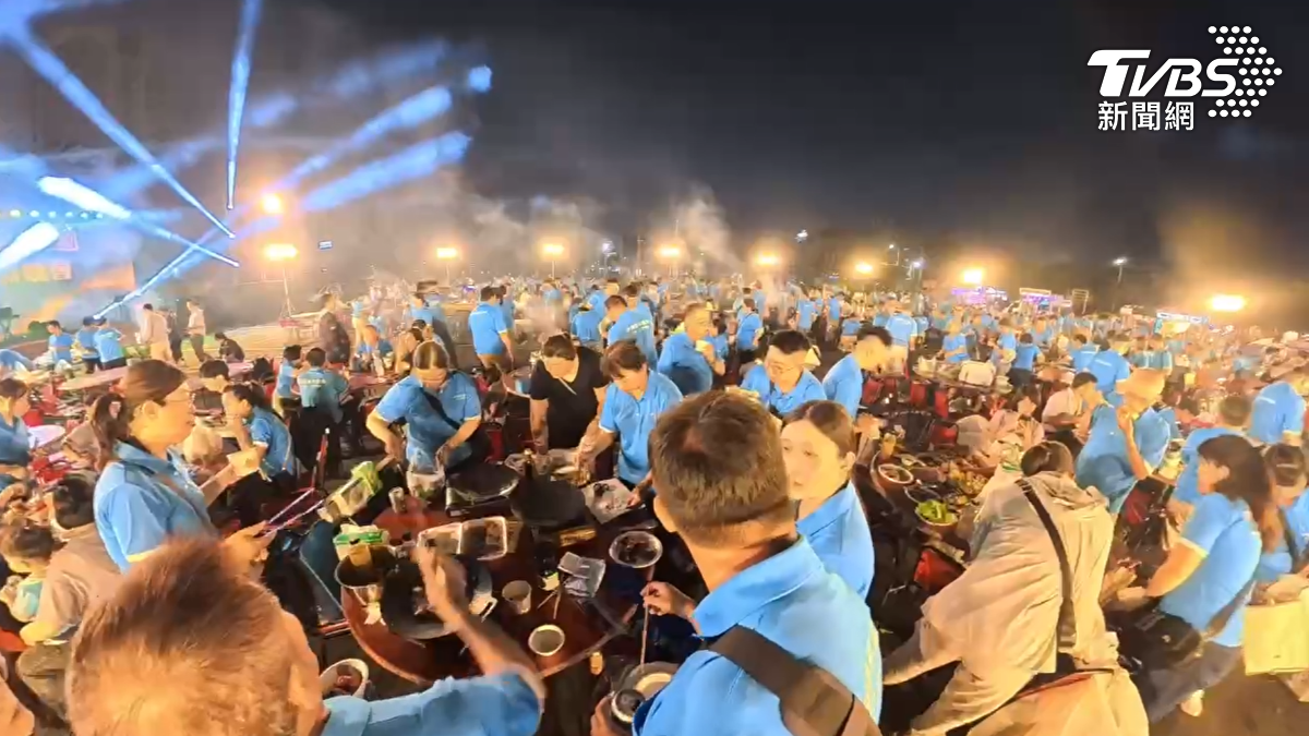 台南花園夜市沒擺攤，而是席開130桌，辦起了超狂烤肉趴，現場超過1300多人（圖／TVBS）