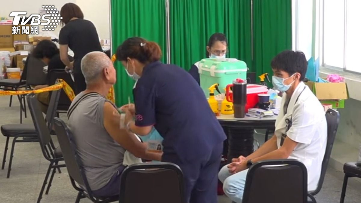 10日一早就有民眾到光復糖廠醫療站施打公費疫苗。（圖／TVBS）