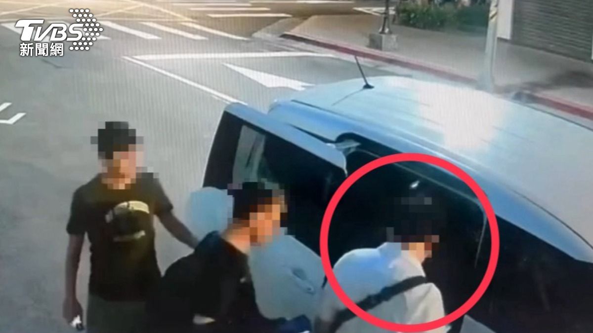 為遊戲幣撕破臉,保全被同事痛毆搶錢,又被強擄談判。(圖/TVBS)