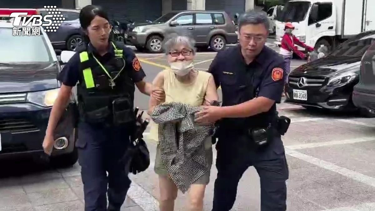 快訊／北捷遭踢飛老婦被逮喊「這假的」　上銬進警局說：謝謝盡量拍