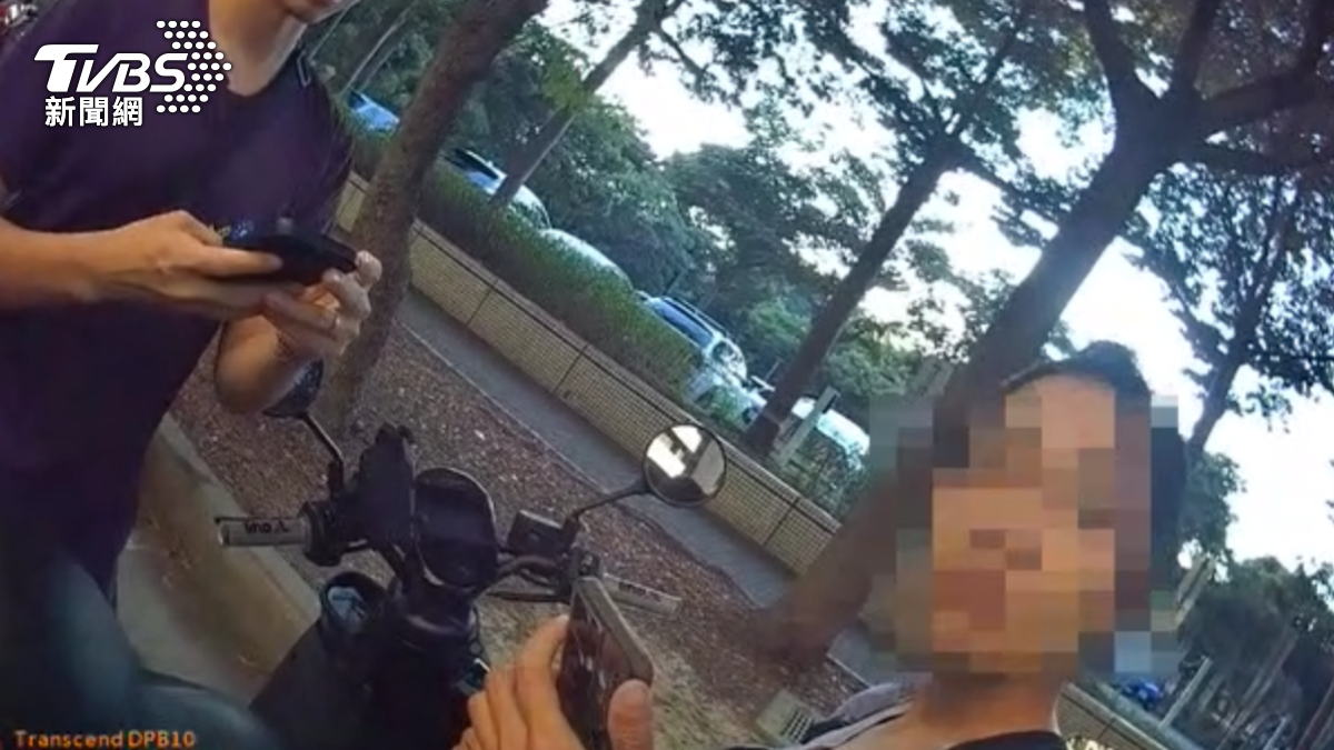 郭女拒絕警方盤查。（圖／TVBS）