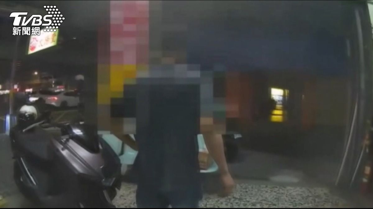 外籍男領包裹遇警就逃!熱心民眾「借機車指路」 警200公尺逮詐團取簿手。(圖/TVBS)