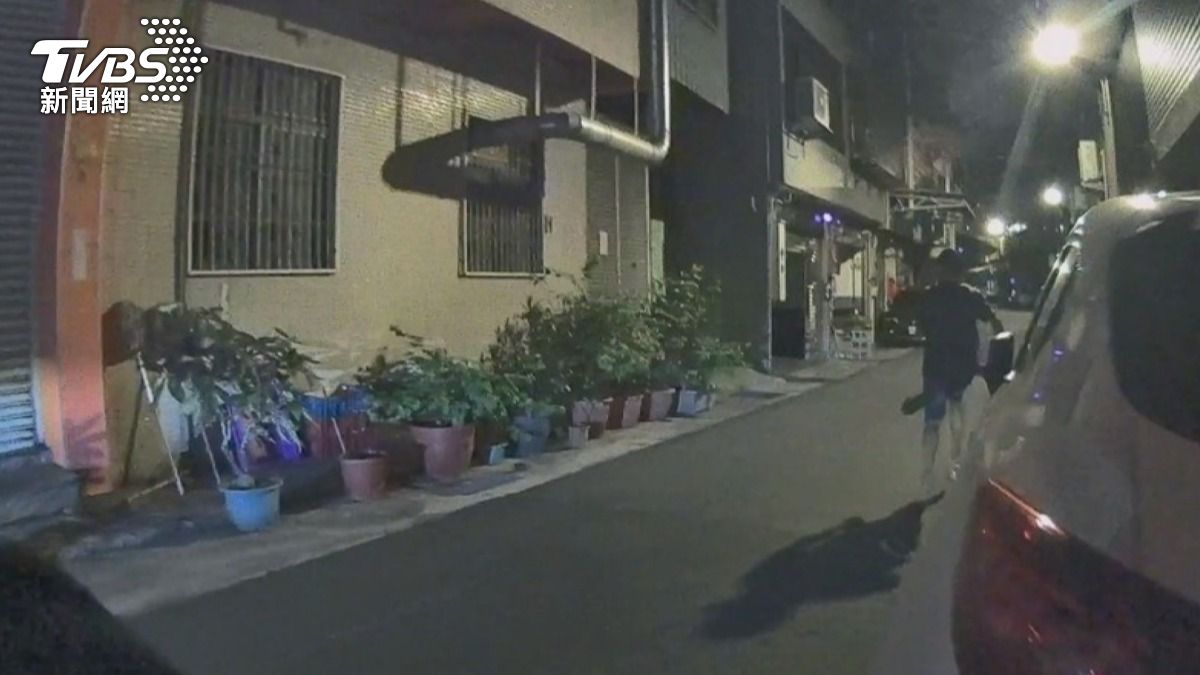 外籍男見警狂奔。(圖/TVBS)