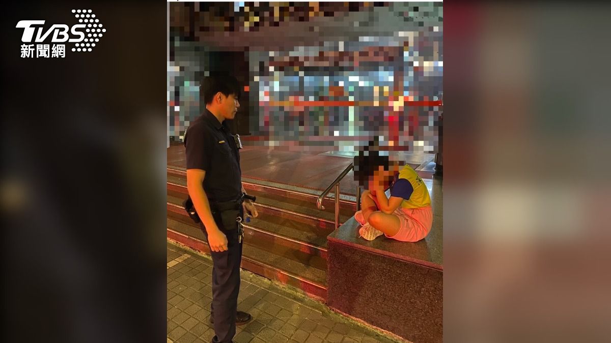 員警協助少女與父母溝通。(圖/TVBS)