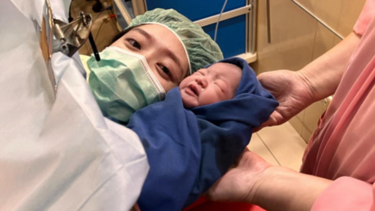 洪詩二女兒生了!「寶寶臍帶纏繞」險缺氧 被李運慶緊握雙手淚崩