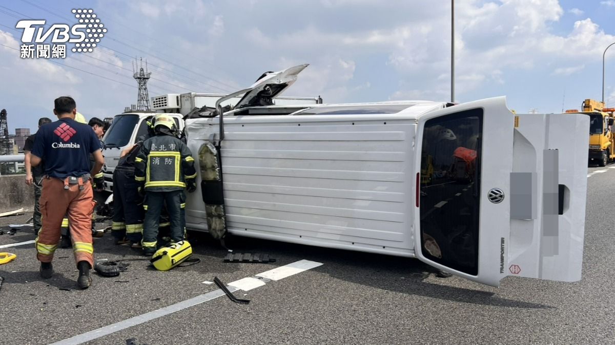 救護車追撞前車後失控翻覆。(圖/TVBS)