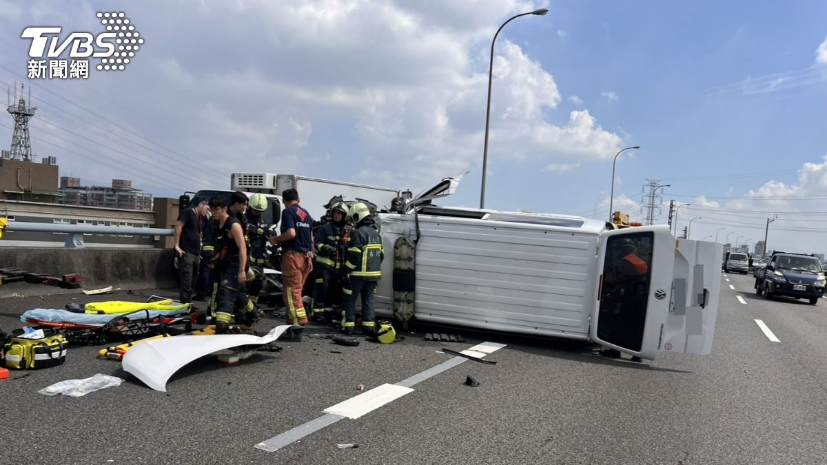 救護車追撞前車後失控翻覆。(圖/TVBS)