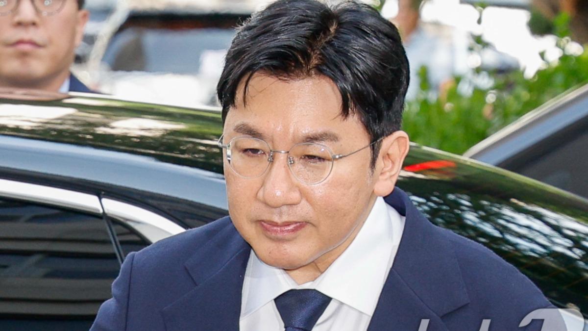 坑殺股東!HYBE老闆房時爀爽賺1900億韓元 警方下令禁止出境