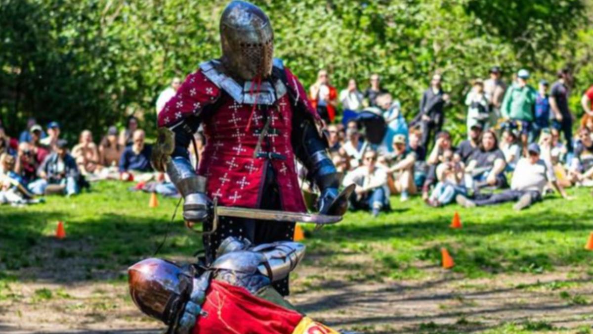 紐約中央公園上演「現代角鬥士」激戰，參賽者全副武裝、身穿重達45公斤的盔甲，以真實近戰方式交鋒。（圖／翻攝自Gladiators NYC IG）