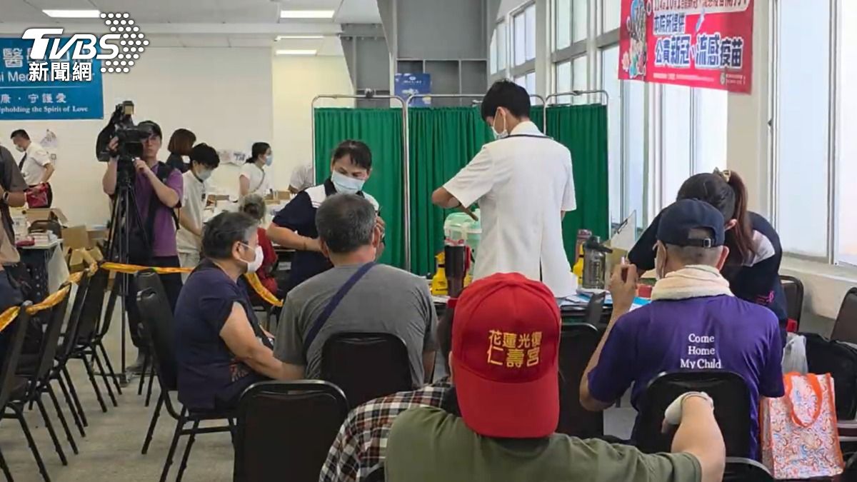 今日為疫苗開打第一天，有不少民眾前往施打。（圖／TVBS）