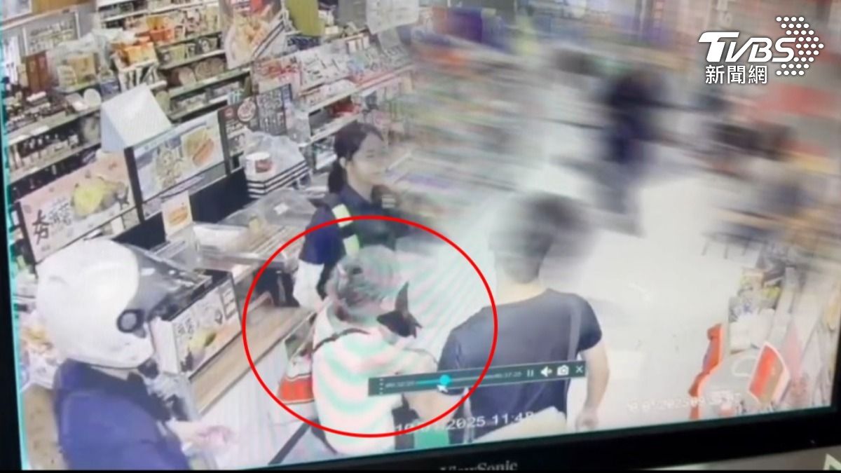 婦人與警方在超商內拉扯。（圖／TVBS）