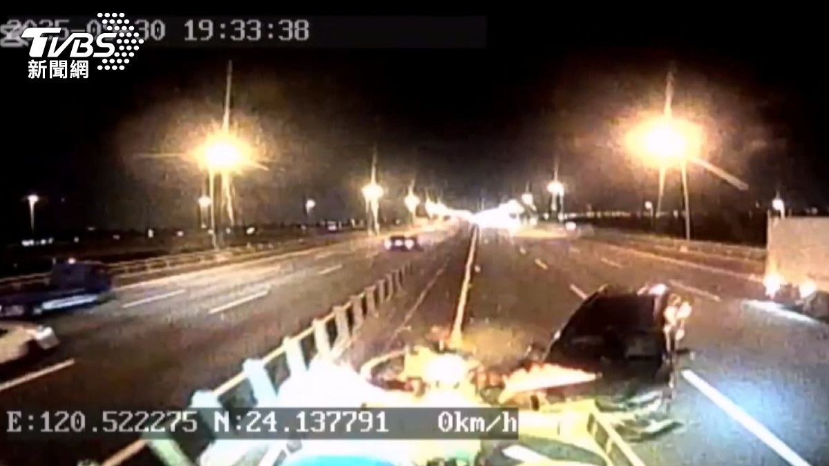 用輔助駕駛分心釀禍!國道晚間連2車禍 休旅車撞擊「原地旋轉」。(圖/TVBS)
