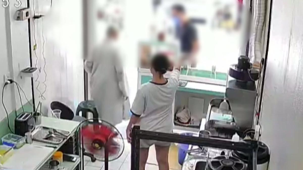 對面店家發現狀況後立即上前幫忙，勸離了這位比丘尼，避免事態進一步惡化。(圖／店家提供)