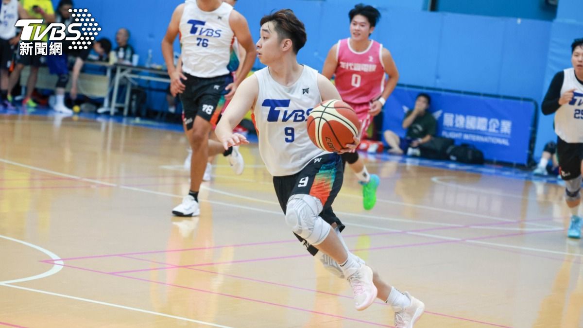 籃球鞋購買前，要注意腳底支撐度。（圖／TVBS） 