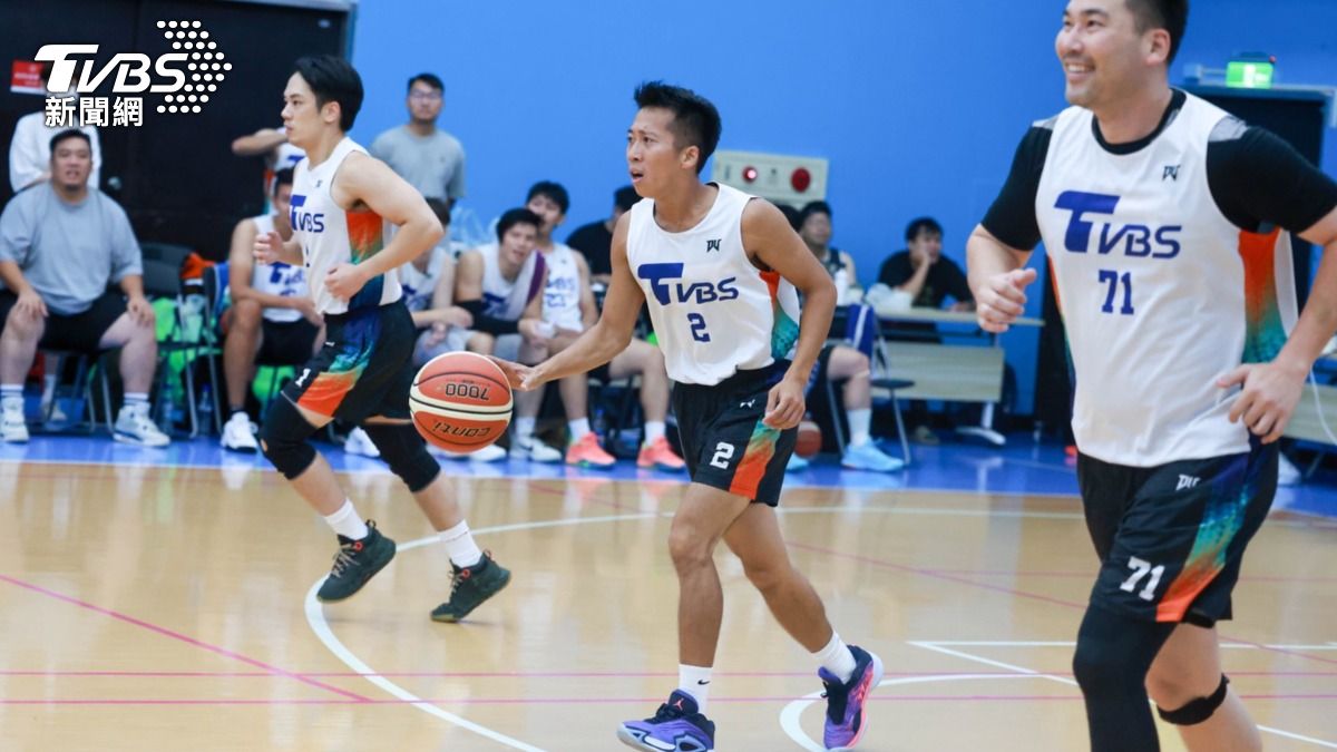 需左右橫移的運動，專家建議挑厚底款。（圖／TVBS） 