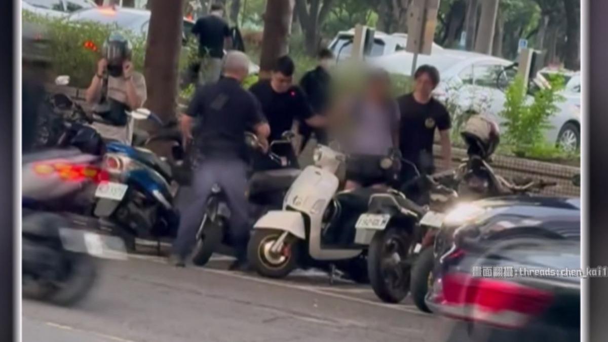 女通緝犯遇警逃不掉!當街喊「綁架」「搶劫」。(圖/threads/chen_kai1119)