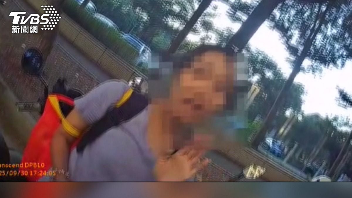 警方詢問她騎的車是否為她所有時,她否認並表示「不是喔」。(圖/TVBS)