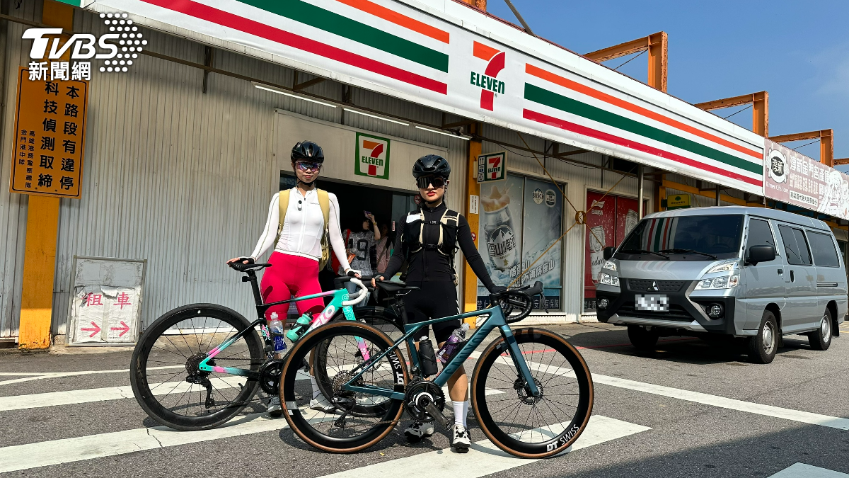 兩名單車騎士特地從廈門帶愛車到金門環島。(圖/程子奕攝)