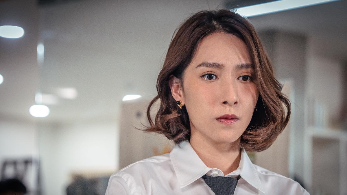 楊晴飾演鄧家老大鄧惟潔,為了事業犧牲感情。(圖/TVBS提供)