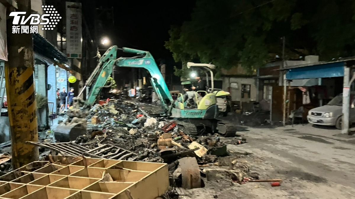 昨日共有2307人、253台機具投入,清除9554公噸泥沙。(圖/TVBS)