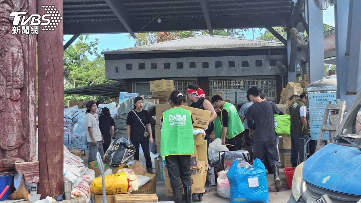 阿陶莫部落有大批志工協助整理物資。(圖/張庭暄攝)