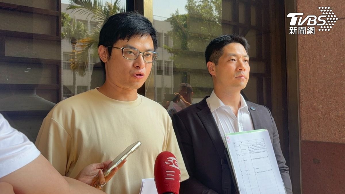 青年監督聯盟執行長許譽騰（左）、發起人律師陳又新。（圖／潘千詩攝）