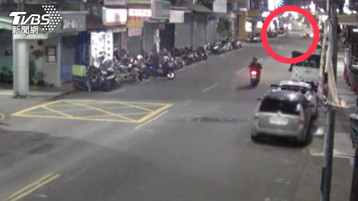 監視器拍下機車撞擊行人的瞬間。（圖／TVBS）