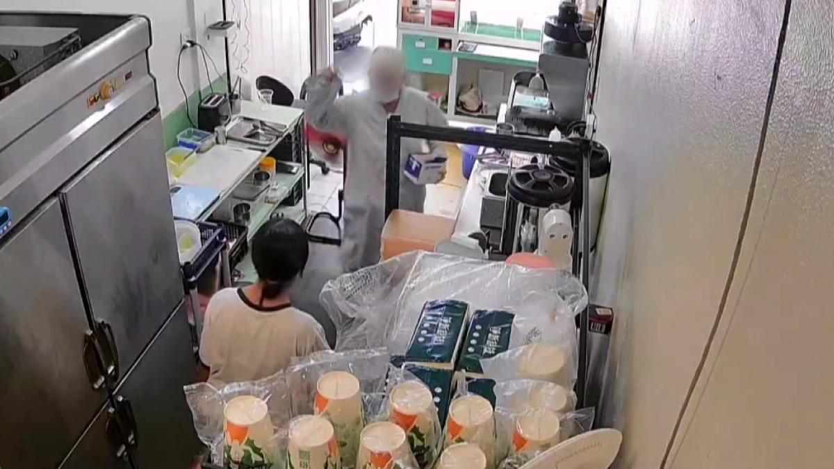 這名比丘尼不僅當場嗆聲店家「囂張」，甚至作勢要動手打人。(圖／店家提供)