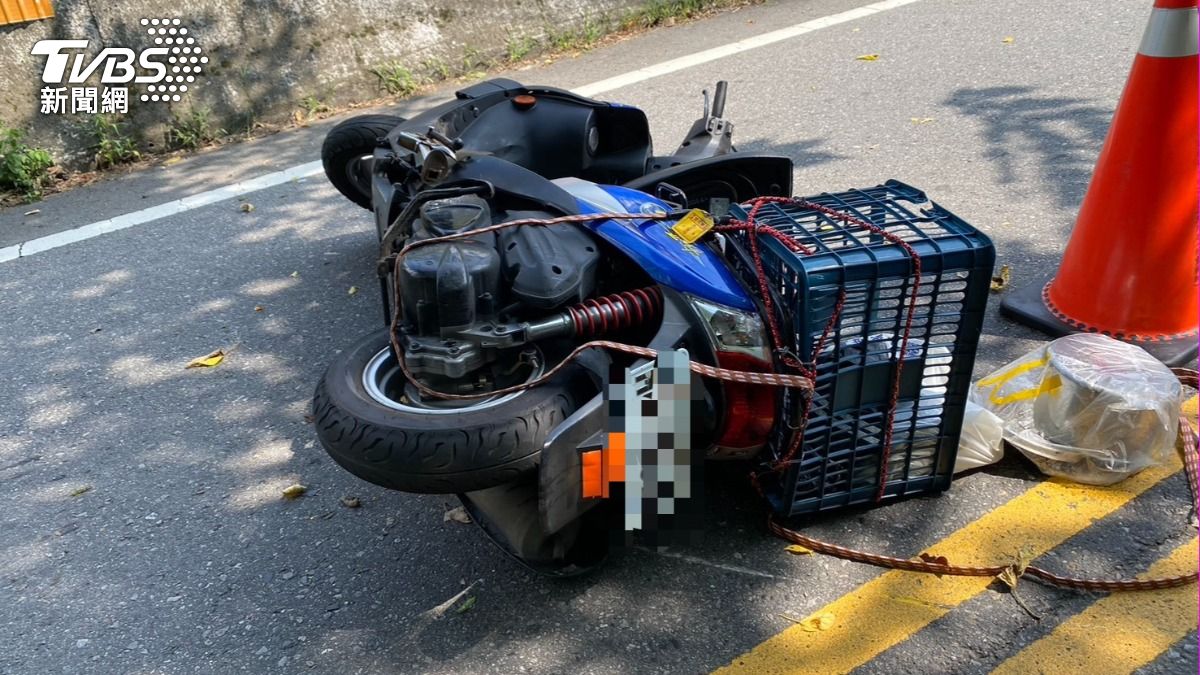 連人帶車滑行!台中機車雙載自撞導引牌噴飛 男騎士傷重不治