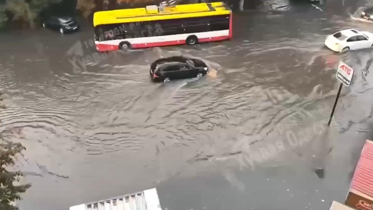 烏克蘭南部港城奧德薩暴雨成災（圖／X @NOELreports）