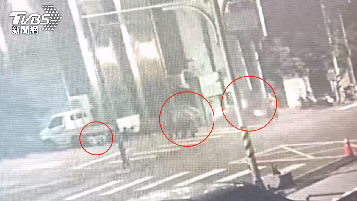 太慘了!遛狗牽繩太長,女慘被機車勾倒手斷.牙掉光。(圖/TVBS)