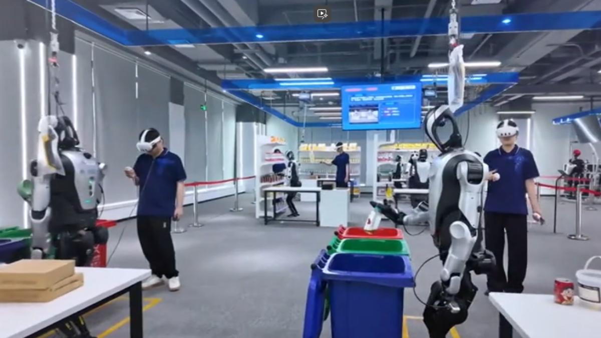 中國最大人形機器人培訓中心在京開業，開發人員正在培訓機器人。（圖／CCTV+）