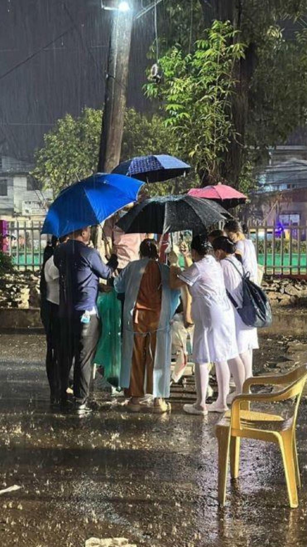 婦產科醫生冒著大雨在路邊接生。（圖／翻攝自GMA Network）