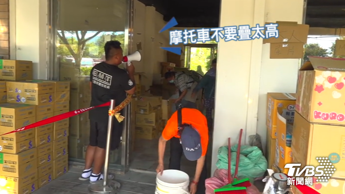 花蓮光復鄉災民騎車搶領物資,志工拿大聲公喊話別載太高怕危險。(圖/TVBS)