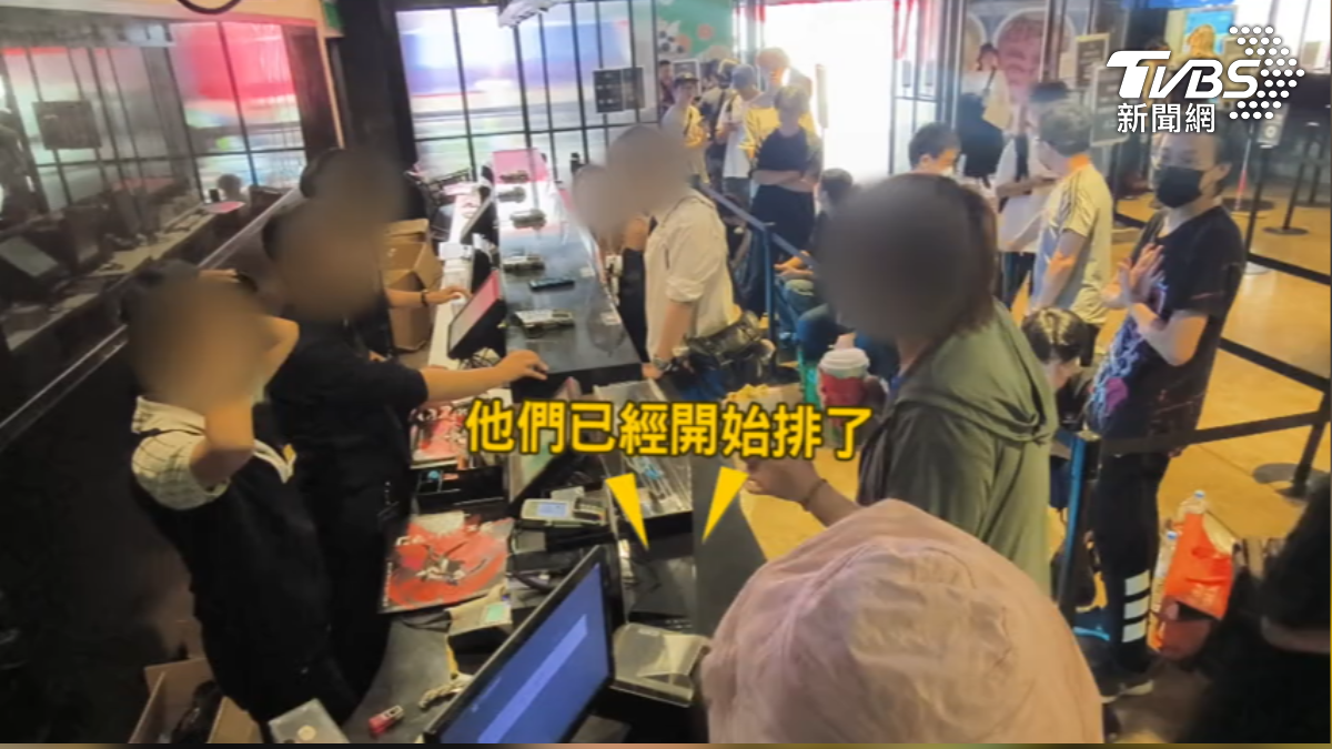 百人現場搶買鏈鋸人4DX票,民眾說只有4人買到。(圖/TVBS)