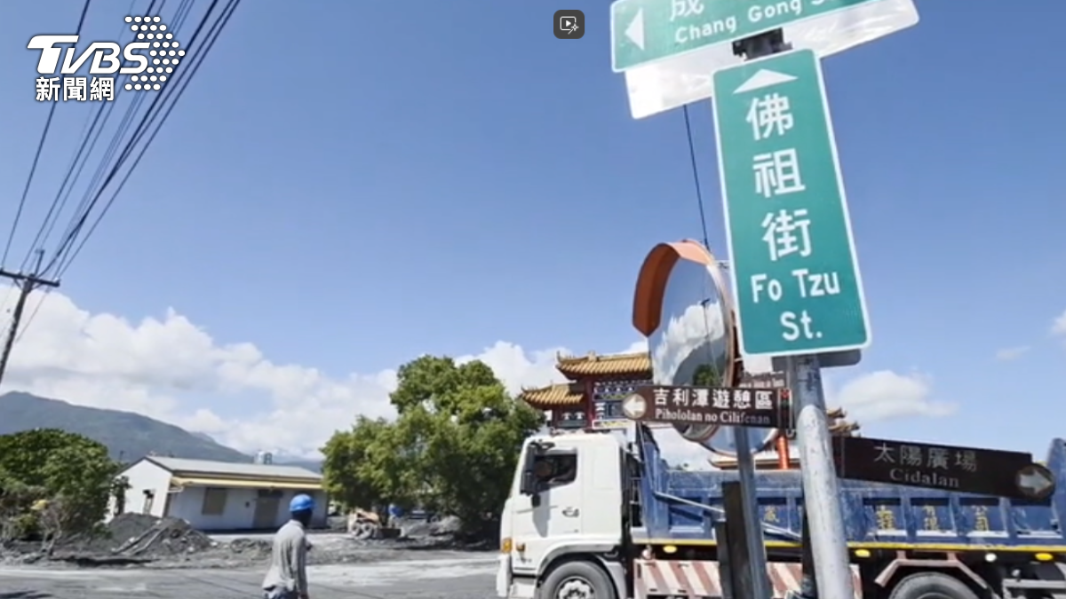 重災區佛祖街一帶滿目瘡痍，放眼望去全是爛泥。（圖／TVBS）