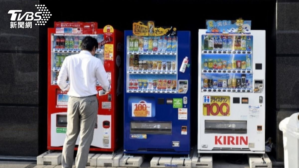 日本販賣機飲料及酒飲超過2000項商品自10月起接連漲價,價格正式突破200日圓大關。(示意圖/shutterstock達志影像)