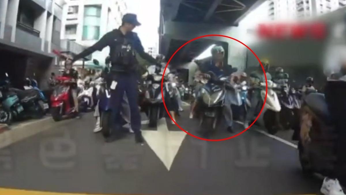 騎士假意配合攔檢，使用備用鑰匙逃逸遭壓制。（圖／黑色豪門企業）