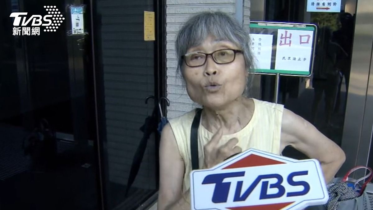 7旬婦捷運上遭乘客飛踢,竟為通緝犯遭警逮。(圖/TVBS)
