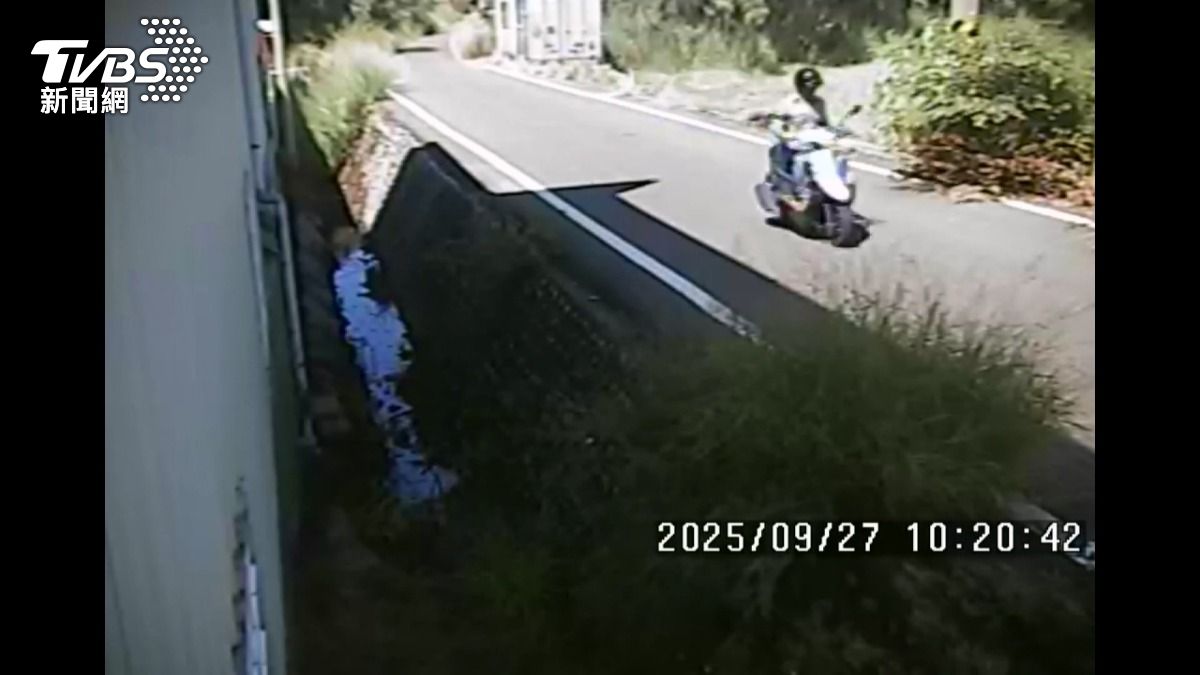 48歲男騎機車闖公墓「狂砸15分鐘」 4座墳塚毀民俗師:會折壽。(圖/TVBS)