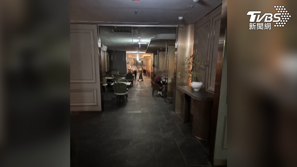 號稱全台最難訂位的Buffet,今年8月在高雄開幕,有顧客反應,午餐時間一結束,燈光就會全暗。(圖/TVBS)