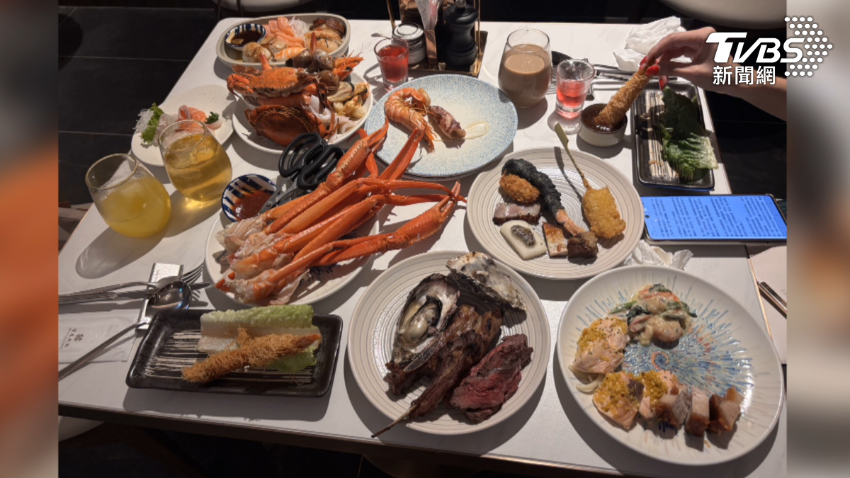 號稱全台最難訂位的Buffet,今年8月在高雄開幕,有顧客反應,午餐時間一結束,燈光就會全暗。(圖/TVBS)
