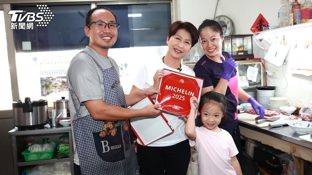 民進黨立委陳亭妃說,自己與蓮霧腳羊肉老闆娘有相似的個性。(圖/潘建樺攝)