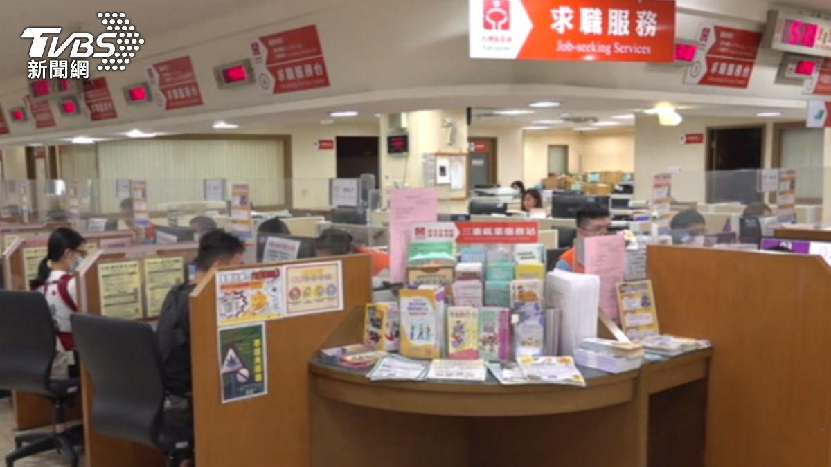 平日上午的就業服務站，有許多前來諮詢的民眾。（圖／TVBS）