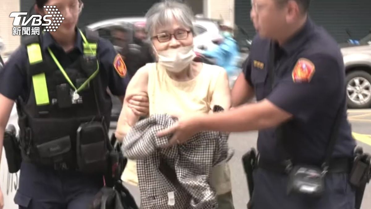 在北捷優先席糾紛中,被飛踢的曾姓婦人。(圖/TVBS)