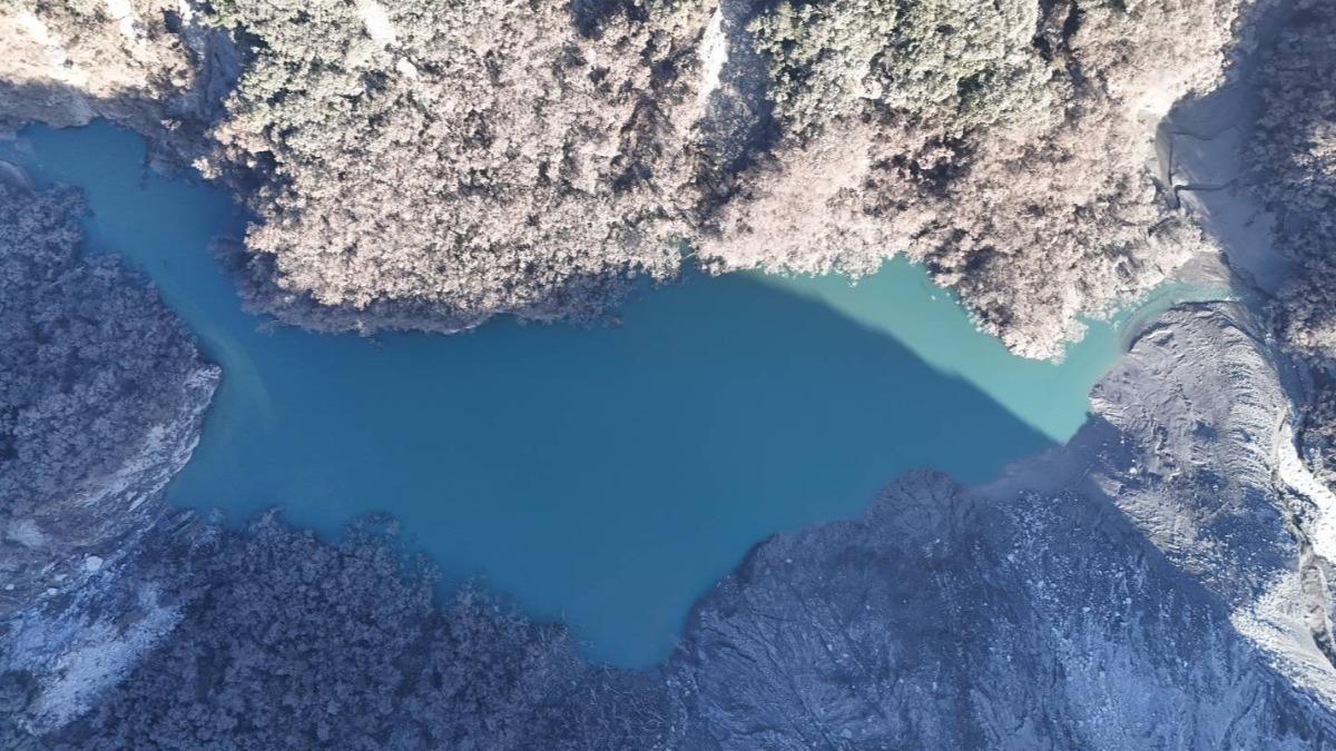 馬太鞍溪堰塞湖的最新監測數據顯示,水位1020.3公尺,湖區面積12.6公頃,蓄水量585萬噸,潰決後至今水位高程已下降118.7公尺,蓄水量持續減少,約為原來量體之6.4%。 (圖/林保署)