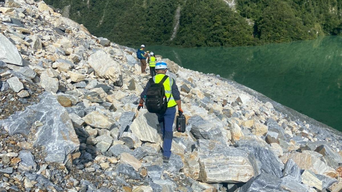 專家示警,馬太鞍溪堰塞湖成因即為位處地質敏感區,因此壩頂、土體的不穩定,都必須嚴密監測,以防二次危機。 (圖/林保署)